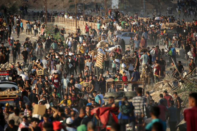 Đám đông người Palestine tập trung tại một điểm phân phối cứu trợ của GHF ở Gaza ngày 25/6. Ảnh: AFP