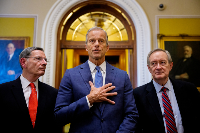 Lãnh đạo phe đa số tại Thượng viện John Thune (giữa) trả lời báo giới tại Đồi Capitol ngày 1/7. Ảnh: AFP