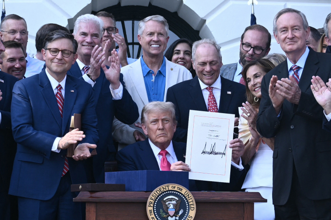 Tổng thống Mỹ Donald Trump khoe chữ ký của ông trên Đạo luật to đẹp trong buổi lễ tại Nhà Trắng ngày 4/7. Ảnh: AFP