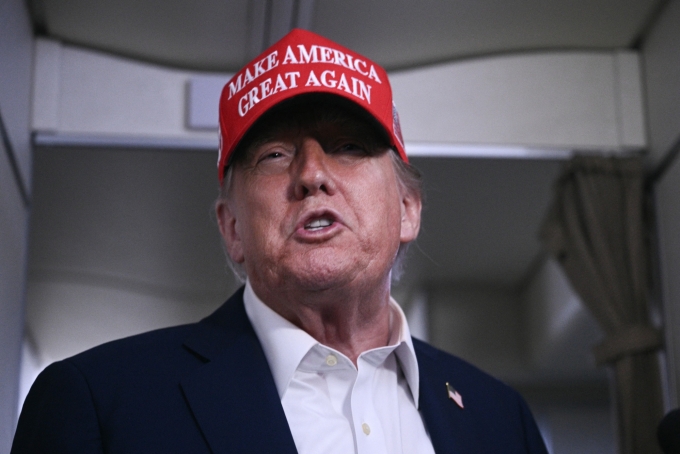 Tổng thống Mỹ Donald Trump trả lời phóng viên trên chuyên cơ Không lực Một khi đang trên đường tới Bedminster, New Jersey ngày 4/7. Ảnh: AFP