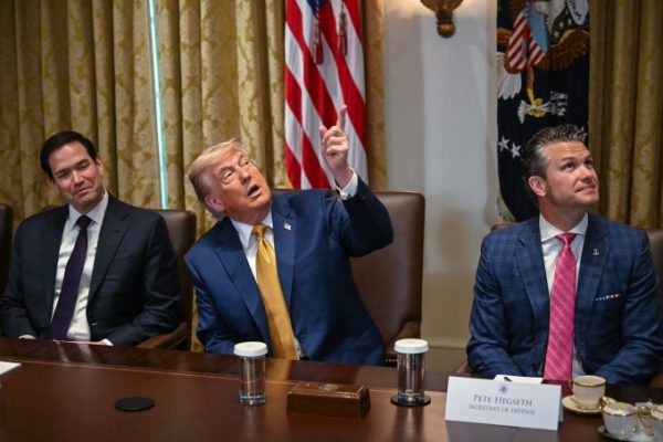 Ông Trump khoe nội thất Nhà Trắng tại cuộc họp nội các
