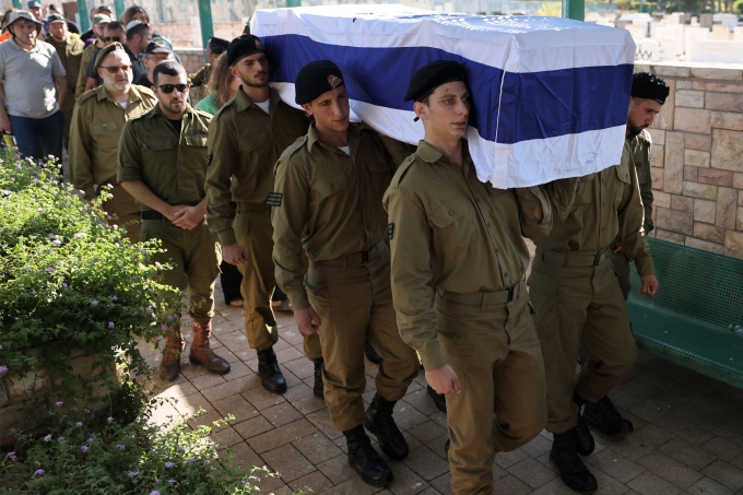 Các binh sĩ quân đội Israel khiêng linh cữu của Fakto. Ảnh: AFP