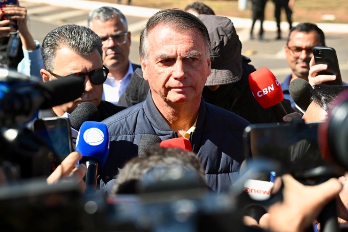 Cựu tổng thống Brazil Jair Bolsonaro trả lời báo chí tại thủ đô Brasilia ngày 18/7 sau khi phải đeo thiết bị giám sát. Ảnh: AFP