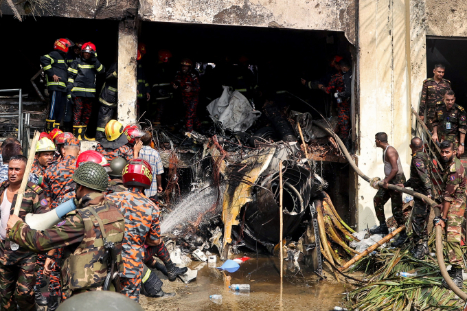 Hiện trường vụ chiến đấu cơ lao vào trường học ở Dhaka, Bangladesh ngày 21/7. Ảnh: AFP
