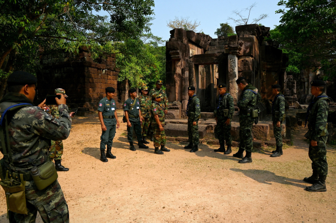 Binh sĩ Campuchia và Thái Lan tại ngôi đền cổ Ta Moan Thom ở khu vực tranh chấp hôm 26/3. Ảnh: AFP