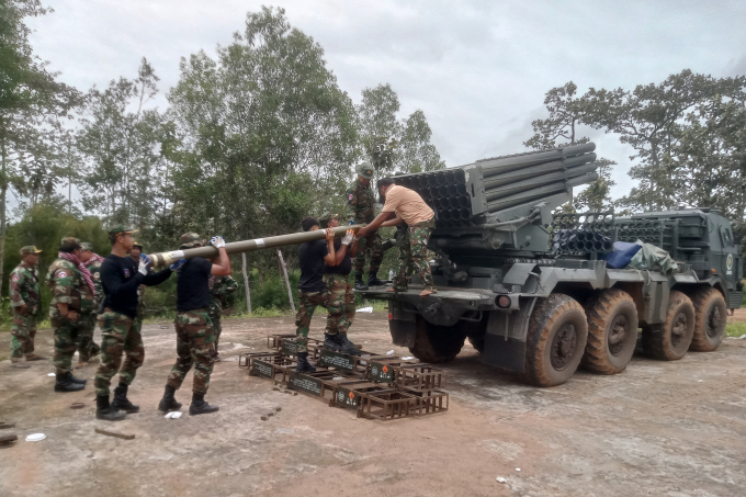Binh sĩ Campuchia nạp đạn cho pháo phản lực tại tỉnh Preah Vihear ngày 24/7. Ảnh: AFP