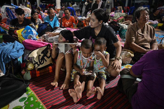 Những người dân Thái Lan sơ tán tại một địa điểm ở tỉnh Si Sa Ket ngày 26/7. Ảnh: AFP