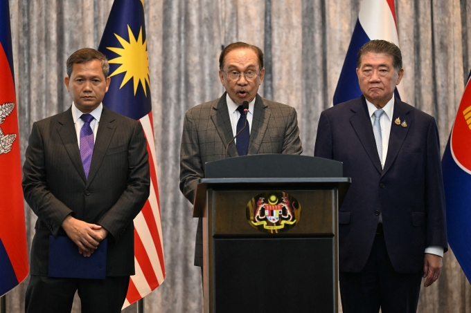 Từ trái qua phải: Thủ tướng Campuchia Hun Manet, Thủ tướng Malaysia Anwar Ibrahim và quyền Thủ tướng Thái Lan Phumtham Wechayachai tại cuộc họp báo ở thành phố Putrajaya, Malaysia ngày 28/7. Ảnh: AFP