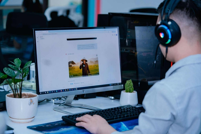 Một người đang nhập câu lệnh để AI tạo video. Ảnh: Nguyễn Tất Kiểm