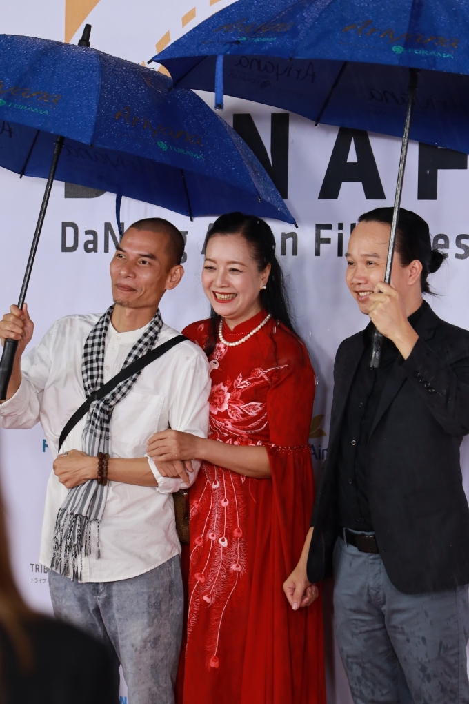 Đạo diễn Trịnh Lâm Tùng (trái), nghệ sĩ Chiều Xuân đại diện đoàn phim hoạt hình Trạng Quỳnh nhí: Truyền thuyết Kim Ngưu.