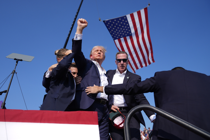 Cựu tổng thống Donald Trump giơ nắm tay sau khi bị ám sát hụt tại Butler, bang Pennsylvania ngày 13/7/2024. Ảnh: AP