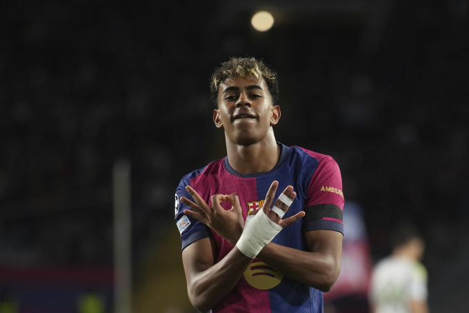 Yamal ăn mừng sau khi ghi bàn giúp Barca đánh bại Benfica ở vòng 1/8 Champions League trên sân Montjuic ở Barcelona, Tây Ban Nha ngày 11/3/2025. Ảnh: AP