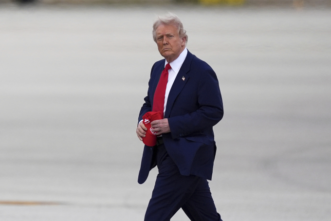 Tổng thống Mỹ Donald Trump tại sân bay quốc tế Miami, bang Florida ngày 3/4. Ảnh: AP