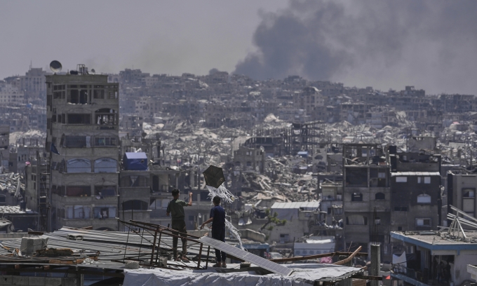 Khói đen bốc lên sau một cuộc không kích của Israel ở thành phố Jabalia, phía bắc Dải Gaza, ngày 16/5. Ảnh: AP
