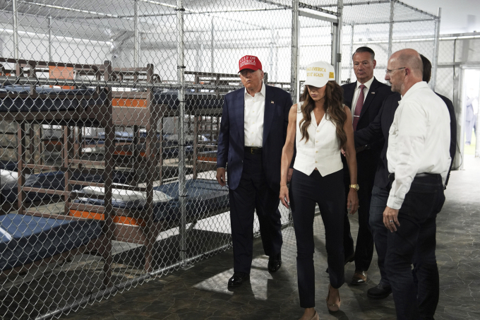 Tổng thống Mỹ Donald Trump (trái) cùng các quan chức thăm nhà tù cá sấu Alcatraz ở Ochopee, bang Florida ngày 1/7. Ảnh: AP