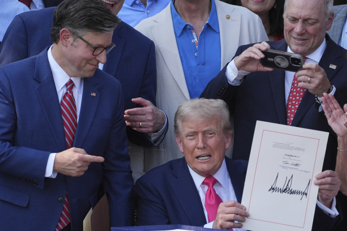 Tổng thống Trump khoe chữ ký của ông trên Đạo luật to đẹp trong buổi lễ tại Nhà Trắng ngày 4/7. Ảnh: AP
