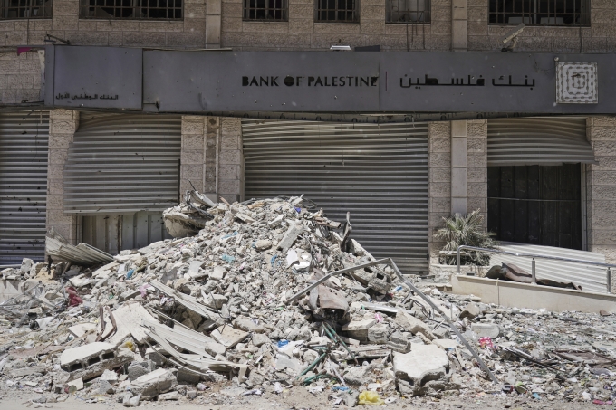 Cảnh tan hoang trước ngân hàng Palestine ở khu phố Tal al-Haw, Gaza City, ngày 9/7. Ảnh: AP