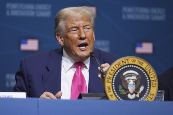 Ông Trump gây tranh cãi với câu chuyện về kẻ đánh bom hàng loạt