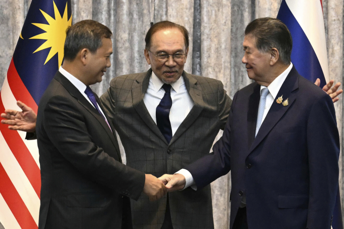 Thủ tướng Campuchia Hun Manet (trái), Thủ tướng Malaysia Anwar Ibrahim (giữa) và Quyền thủ tướng Thái Lan Phumtham Wechayachai (phải) tại họp báo chiều 28/7. Ảnh: AP