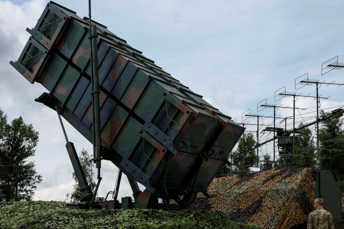 Quân nhân Ukraine đứng cạnh bệ phóng của tổ hợp Patriot tháng 8/2024. Ảnh: Reuters