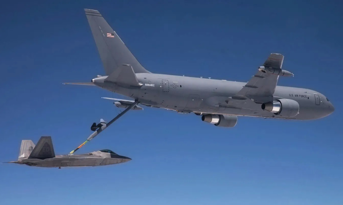 Máy bay KC-46 tiếp dầu cho tiêm kích F-22. Ảnh: Boeing