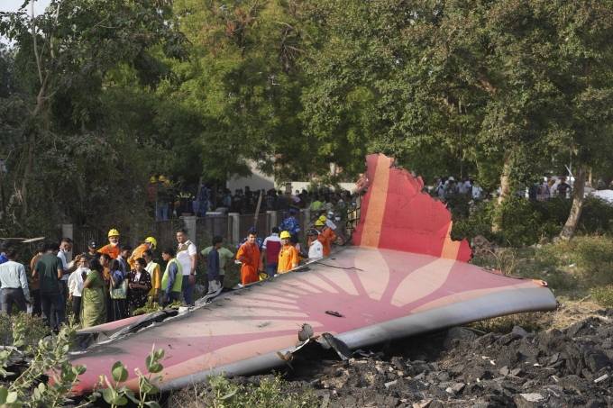Mảnh cánh đuôi máy bay Air India tại hiện trường ở thành phố Ahmedabad, bang Gujarat, Ấn Độ ngày 12/6. Ảnh: AP
