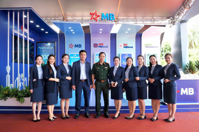 Ông Lưu Trung Thái, Chủ tịch HĐQT MBBank chụp ảnh cùng các nhân viên tại sự kiện. Ảnh: MB