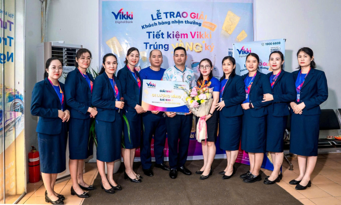 Khách hàng trúng giải nhất một lượng vàng từ  phòng giao dịch Gia Bình, Bắc Ninh. Ảnh: Vikki Digital Bank