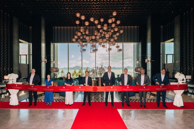 Lãnh đạo Tập đoàn BIM và lãnh đạo Tập đoàn IHG Hotels & Resorts thực hiện nghi thức khánh thành khu nghỉ dưỡng. Ảnh: BIM Group