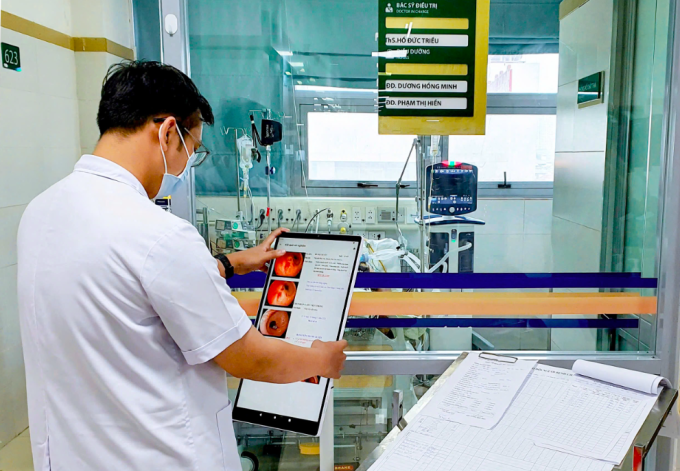 Bác sĩ sử dụng bệnh án điện tử tại Bệnh viện Bạch Mai. Ảnh: Thành Dương