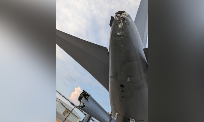 Đuôi máy bay KC-46A bị móp méo sau sự cố hôm 8/7. Ảnh: Facebook/Air Force amn/nco/snco