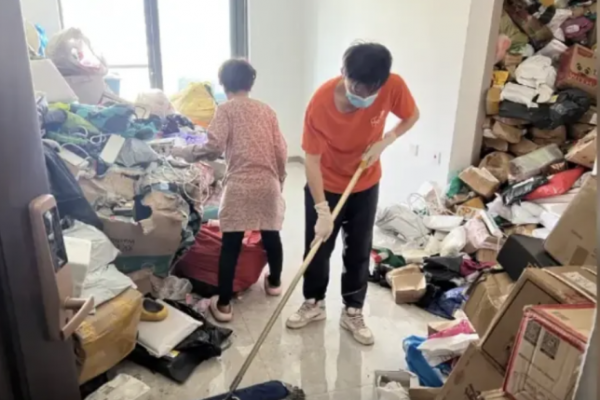 Sợ vay tiền, người phụ nữ mua sắm “điên cuồng” tích trữ đồ