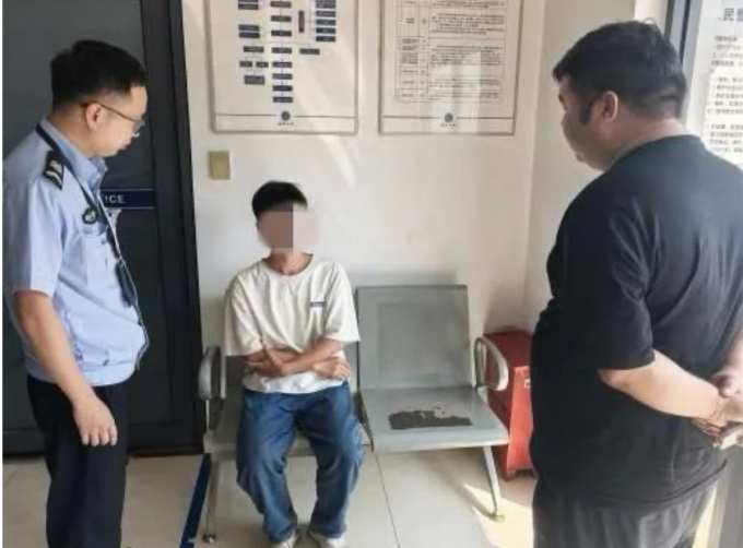 Người đàn ông ở tỉnh Hàng Châu đi lạc trên núi được đội cứu hộ đưa về nơi an toàn, cuối tháng 6/2025. Ảnh: Sở Cứu Hỏa Hàng Châu