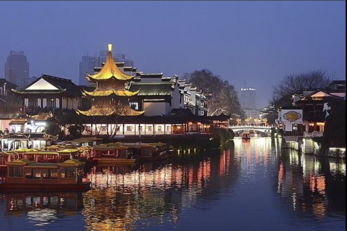 Một góc phố bên sông Tần Hoài về đêm. Ảnh: Tripadvisor