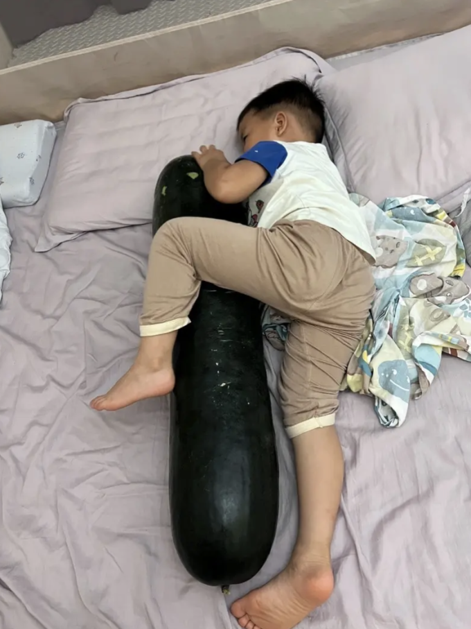 Cư dân mạng Trung Quốc chia sẻ những bức ảnh trẻ em đang ngủ với bí đao để hạ nhiệt mùa hè. Ảnh: Xiaohongshu