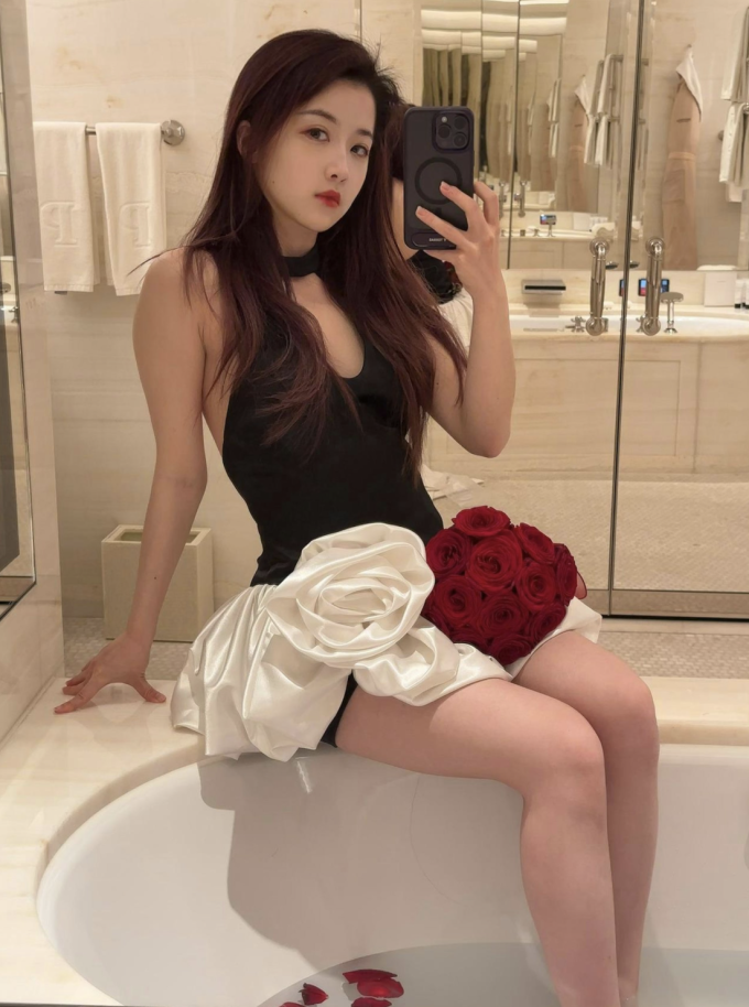 Bên cạnh thời gian nghiên cứu, Zhu cũng chia sẻ hình ảnh xinh đẹp của bản thân trên trang cá nhân với 1,7 triệu người theo dõi. Ảnh: Weibo
