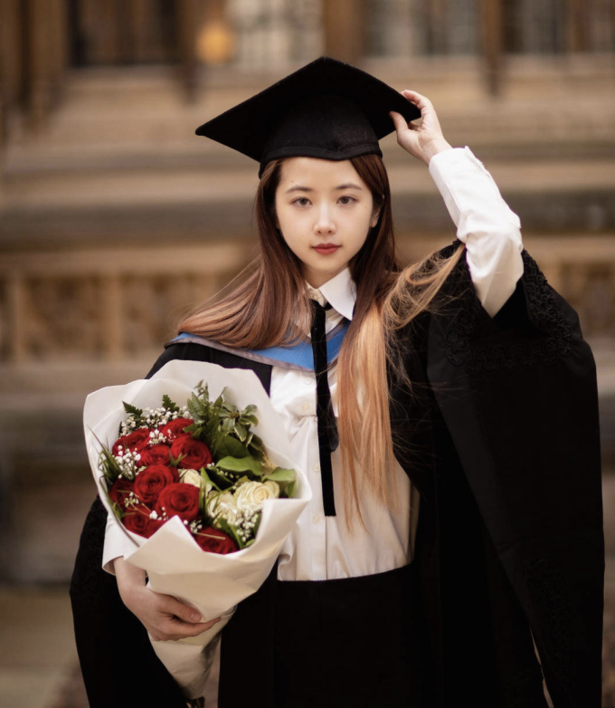 Zhu nhận bằng thạc sĩ Oxford, Anh hồi tháng 3/2021. Ảnh: Weibo