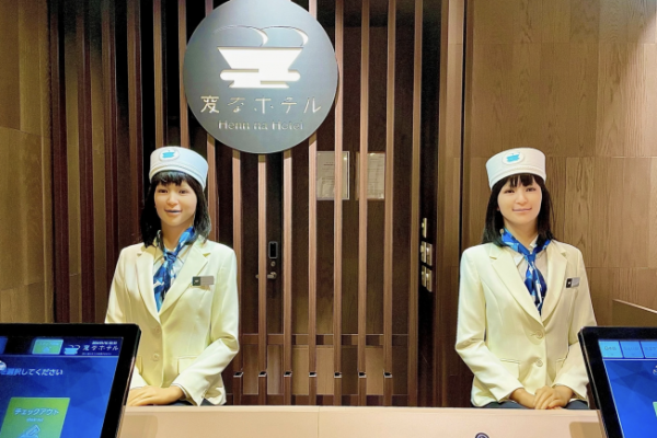 Robot lễ tân Nhật Bản: Tiện lợi hay gây tranh cãi?
