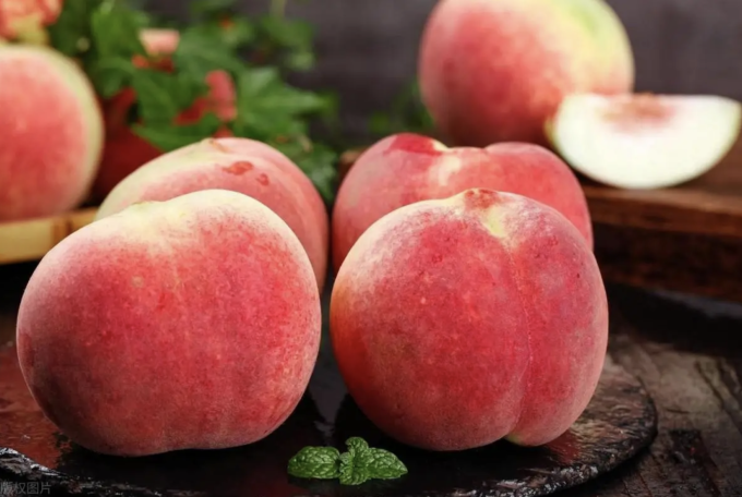 Những quả đào có sự pha trộn màu sắc giữa vàng-đỏ hoặc trắng-đỏ là dấu hiệu chứng tỏ quả ngon, ngọt và an toàn. Ảnh: Aboluowang