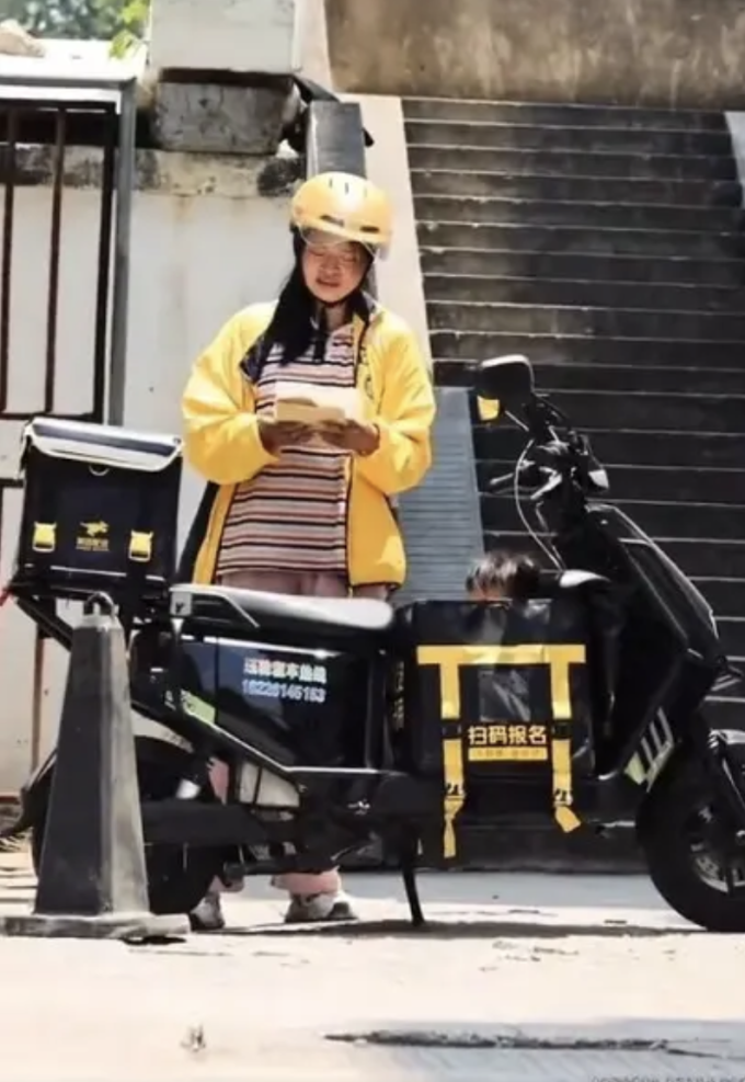 Chị Zhu kiểm tra đơn hàng trước khi cùng con gái đi giao tại thành phố Bạc Châu, tỉnh An Huy, cuối tháng 7/2025. Ảnh: Worldjournal