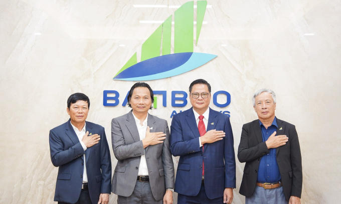 4 thành viên HĐQT Bamboo Airways, trong đó tân Chủ tịch Phạm Ngọc Vịnh đứng thứ hai từ bên phải. Ảnh: Bamboo Airways