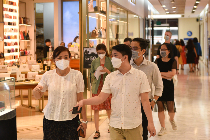Người dân TP HCM mua sắm tại trung tâm thương mại. Ảnh: Nhật Thực
