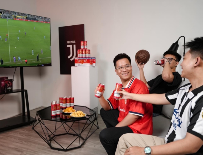 BLV Anh Quân và bạn bè nhập tiệc bóng đá cùng Budweiser. Ảnh: NVCC