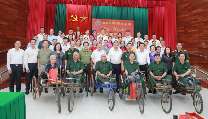 Tổng Bí thư Tô Lâm cùng các thương binh, bệnh binh tại Trung tâm điều dưỡng thương binh Thuận Thành, Bắc Ninh, chiều 15/7. Ảnh: Cổng thông tin Đảng Cộng sản VN