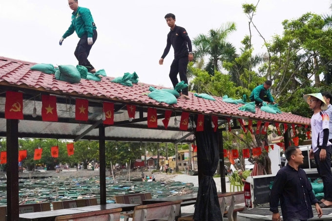Khu du lịch Tam Cốc - Bích Động, Ninh Bình gia cố mái nhà trước khi bão đổ bộ. Ảnh: Hoa Lư