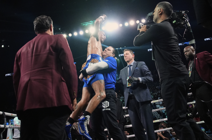 Mario Barrios vui mừng sau phán quyết của trọng tài và giữ đai hạng bán trung WBC. Ảnh: AP