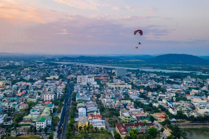 Bầu trời Quảng Ngãi thành đa sắc trong ánh hoàng hôn. Ảnh: Bùi Thanh Trung