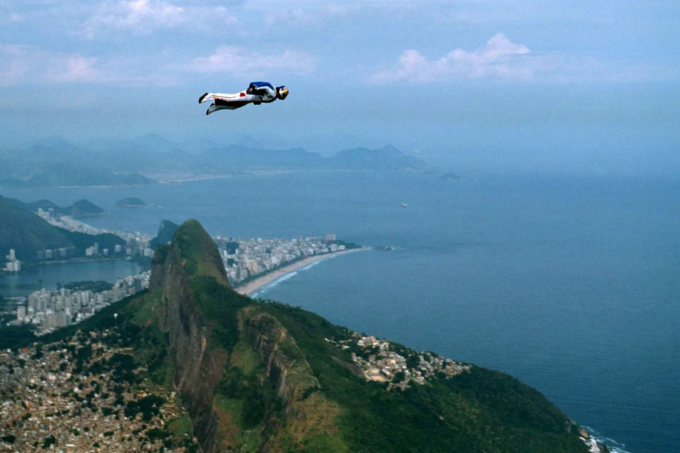 Felix Baumgartner lướt nhẹ trên không trung qua đỉnh núi Dois Irmaos ở Rio de Janeiro vào năm 2001. Ảnh: Reuters