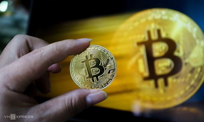 Đồng xu biểu trưng của Bitcoin. Ảnh: Bảo Lâm