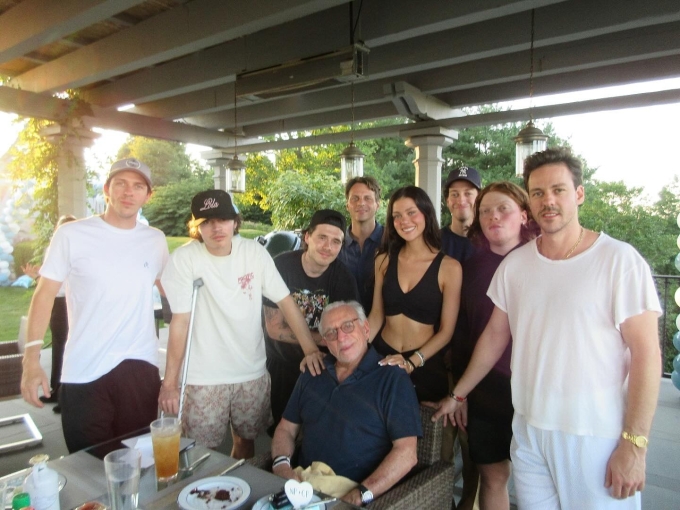 Brooklyn Beckham (hàng trên, thứ ba từ trái sang) và họ hàng bên vợ. Ảnh: Instagram/ Brooklyn Beckham